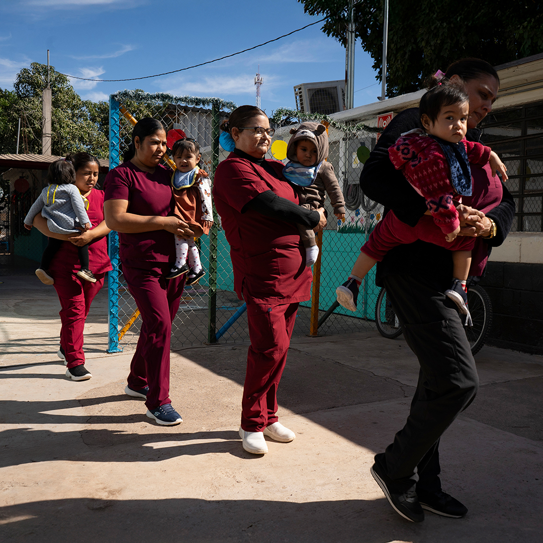 MAESTRAS CARGANDO BEBÉS