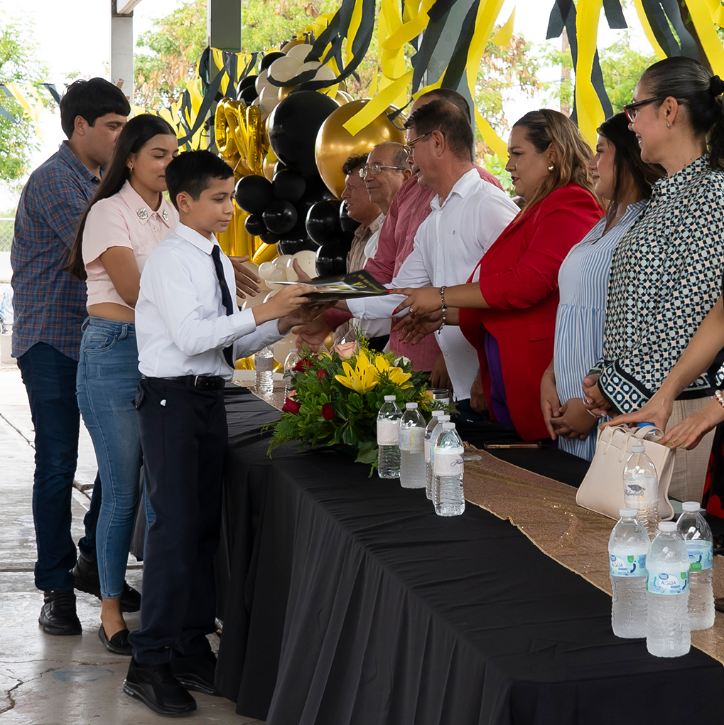 NIÑO CON FAM GRADUADA