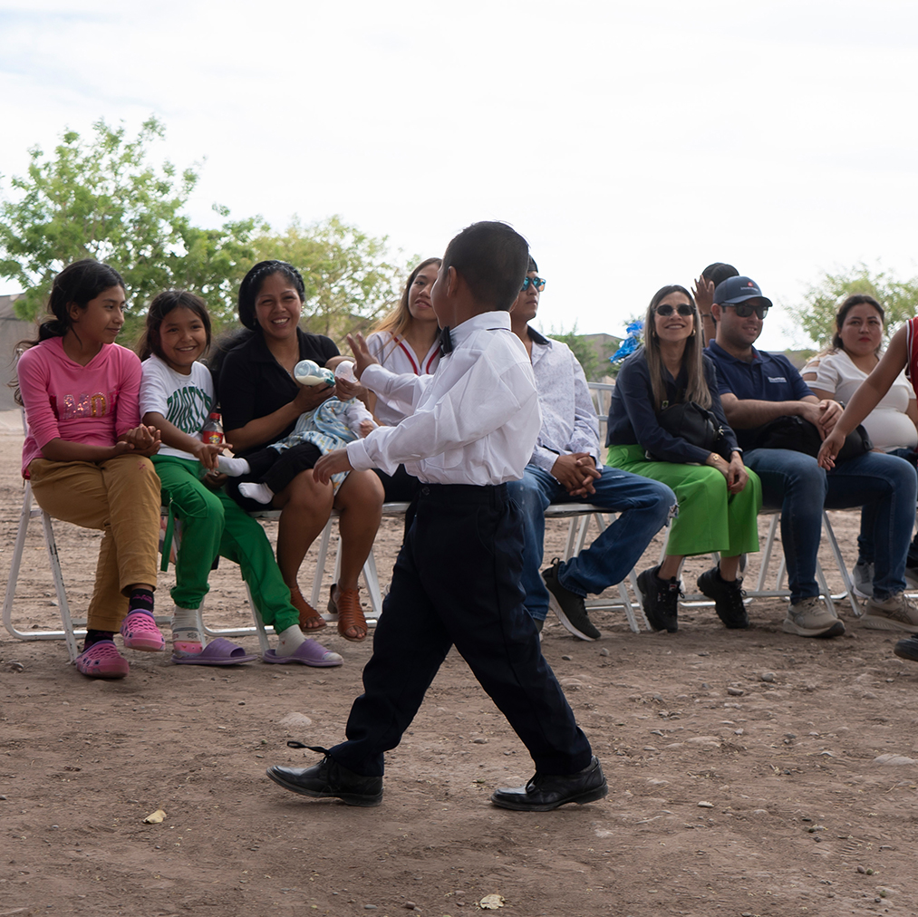 NIÑO DICIENDO ADIOS
