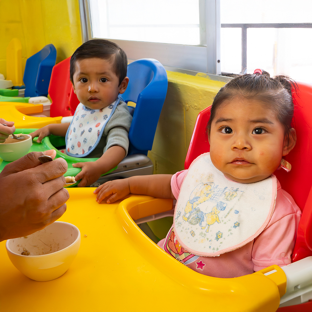 NIÑOS COMIENDO