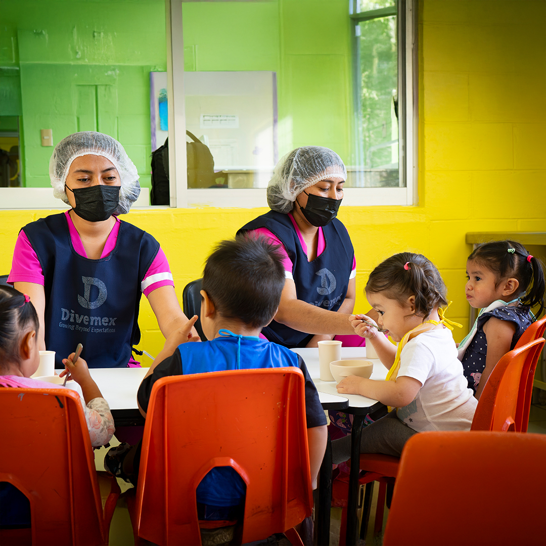 maestras dando comida