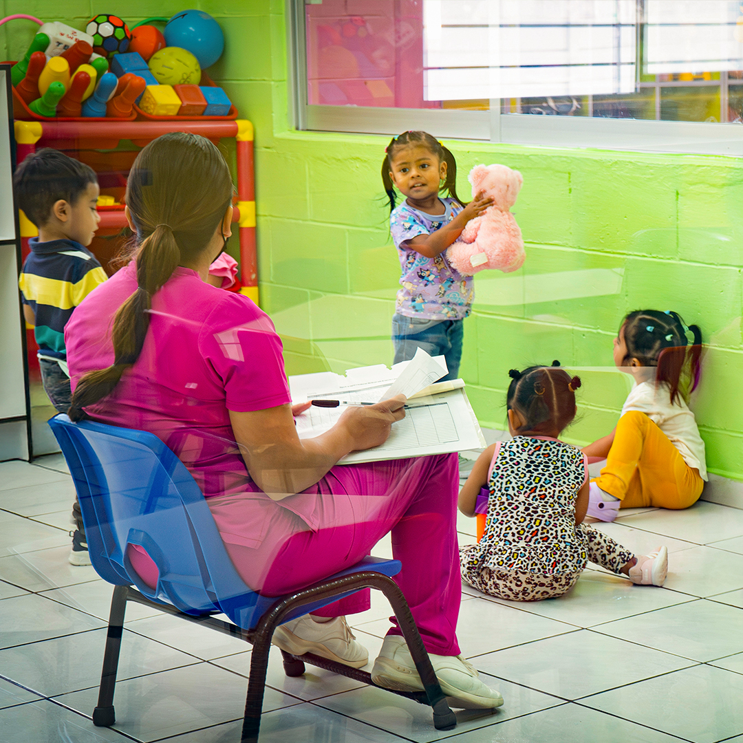 niña con oso de peluche