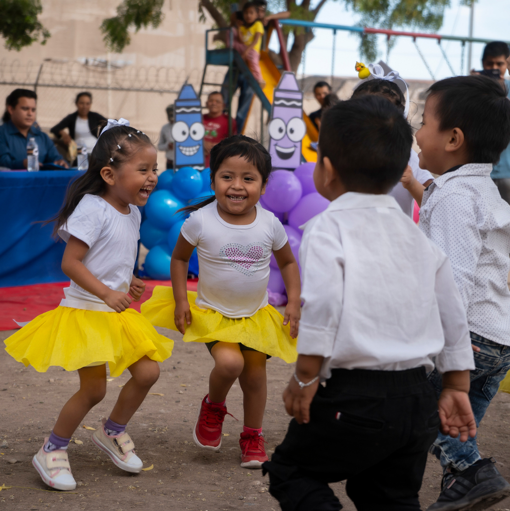 niños felices bailando
