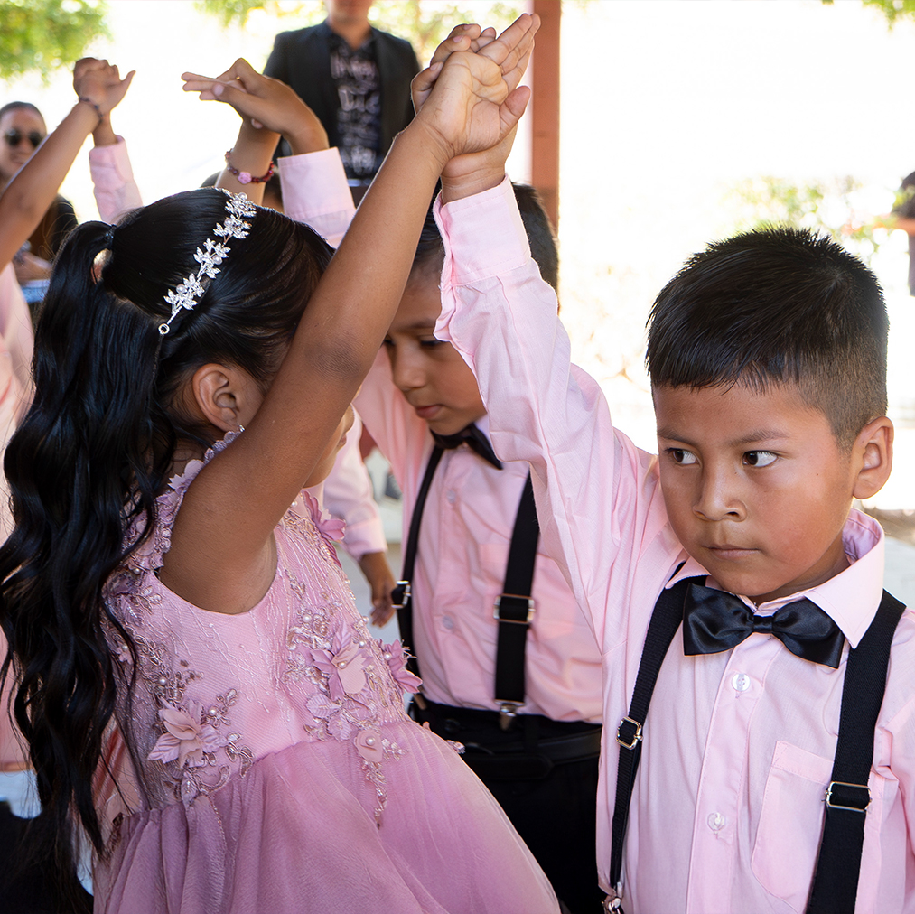 niño serio bailando