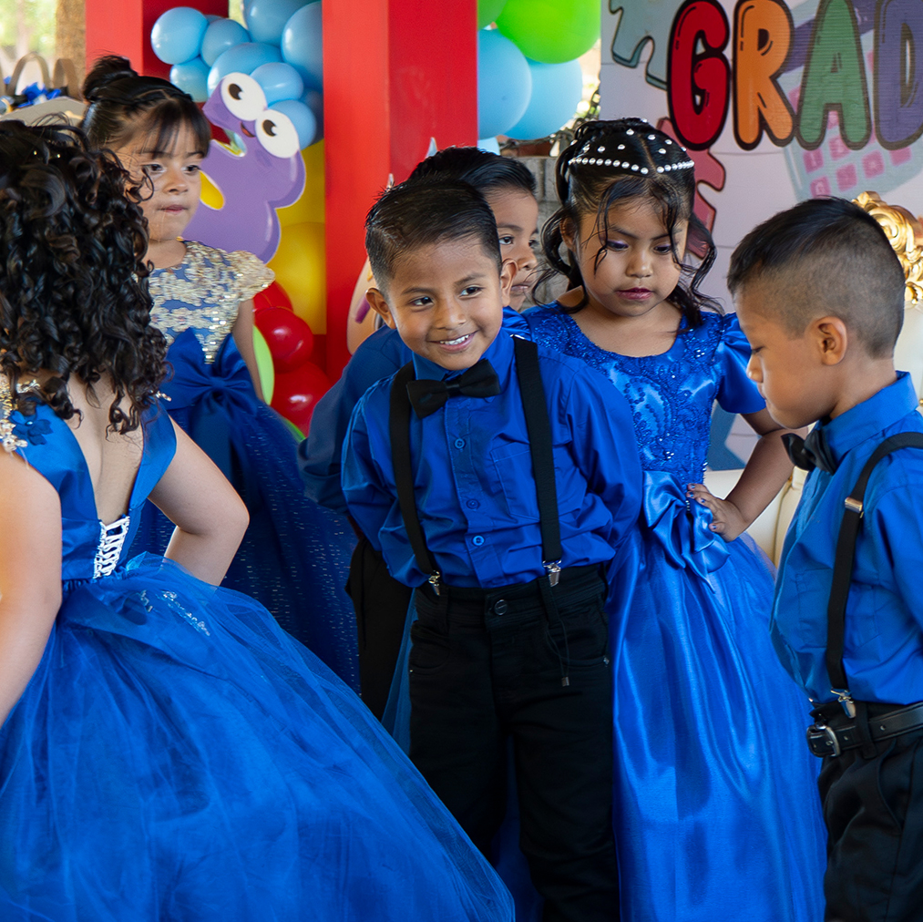 niño sonriendo en vals de preescolar